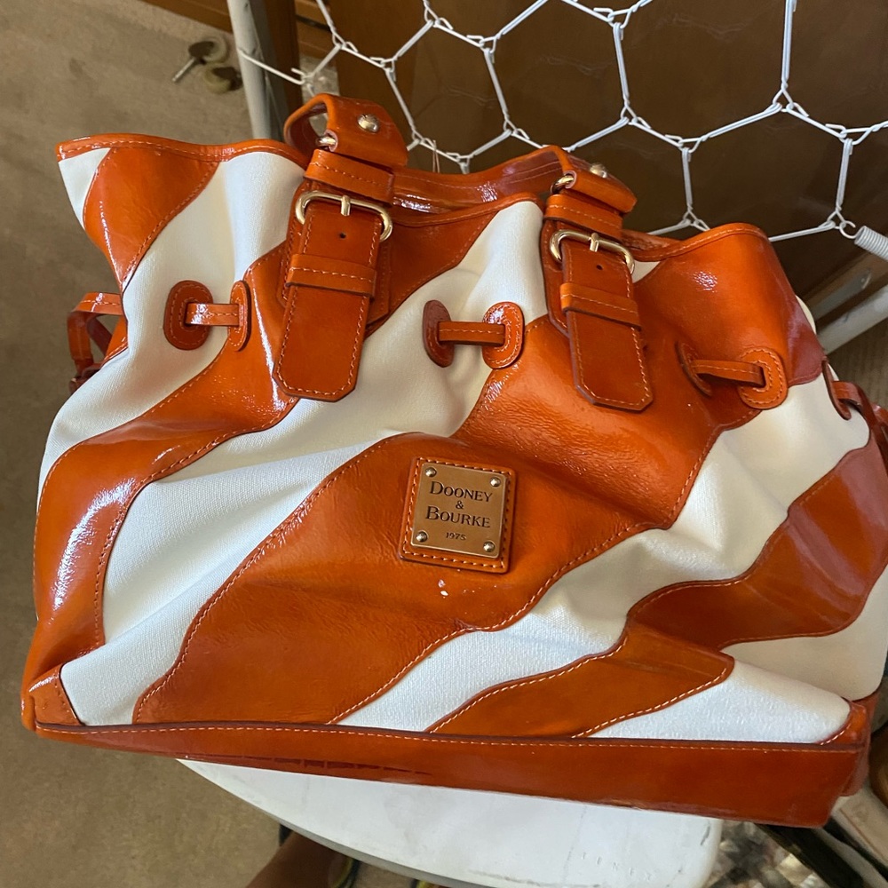 Dooney Burke med Cognac and cream Chiara purse